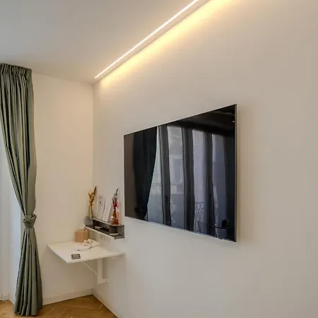 Гостевой дом B And G San Babila- Luxury In The Heart Of - Design District Милан