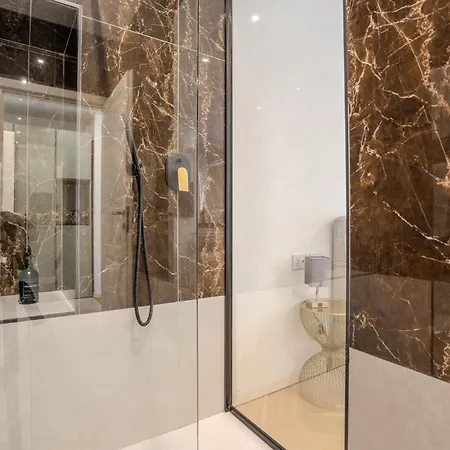 Гостевой дом B And G San Babila- Luxury In The Heart Of - Design District Милан