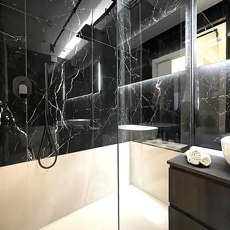Πανσιόν B And G San Babila- Luxury In The Heart Of - Design District 4*