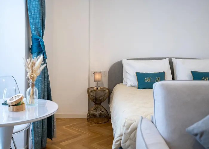 Πανσιόν B And G San Babila- Luxury In The Heart Of - Design District 4*