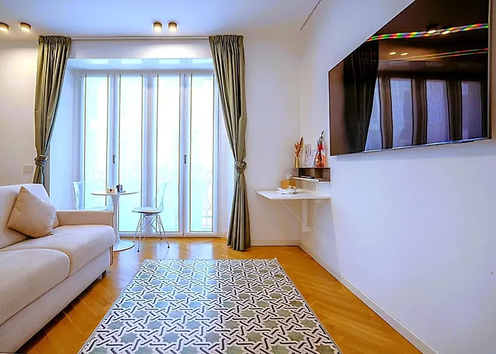 Πανσιόν B And G San Babila- Luxury In The Heart Of - Design District 4*